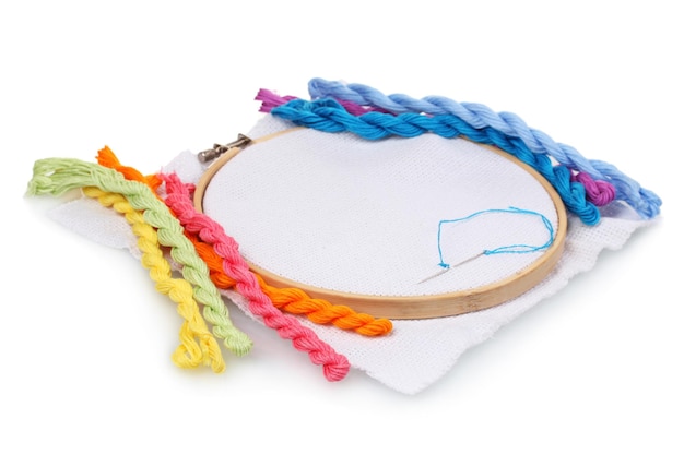 Kolorowy haft na lnianej tkaninie